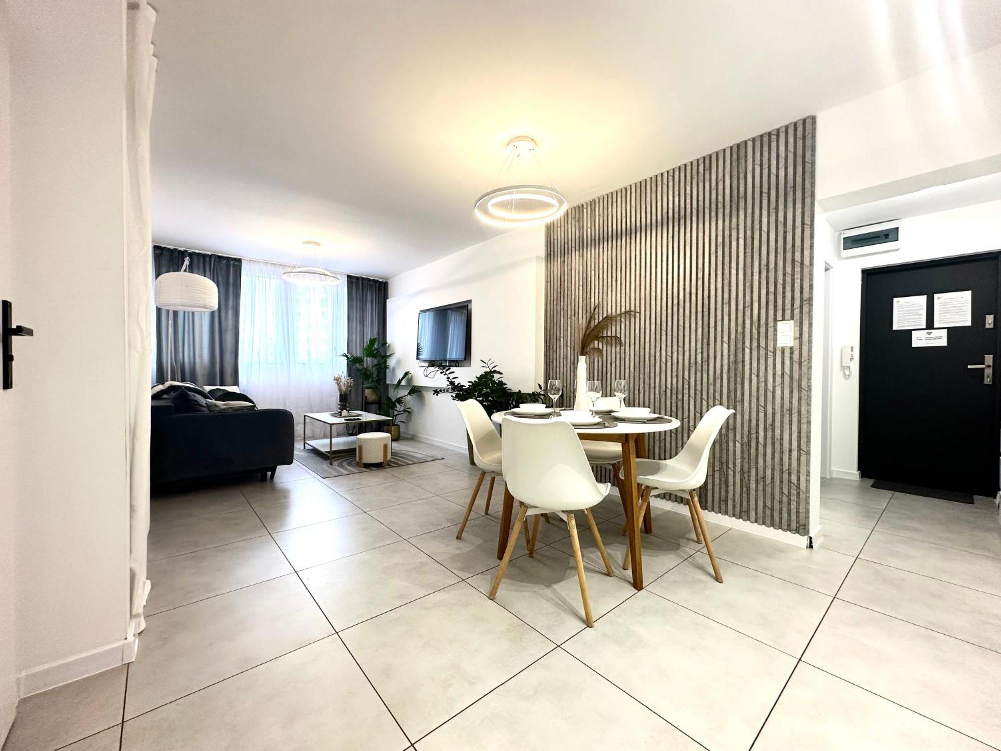 Moonlight ~ Self Check-in 24 ~ Parking & Lift Apartment Wroclaw