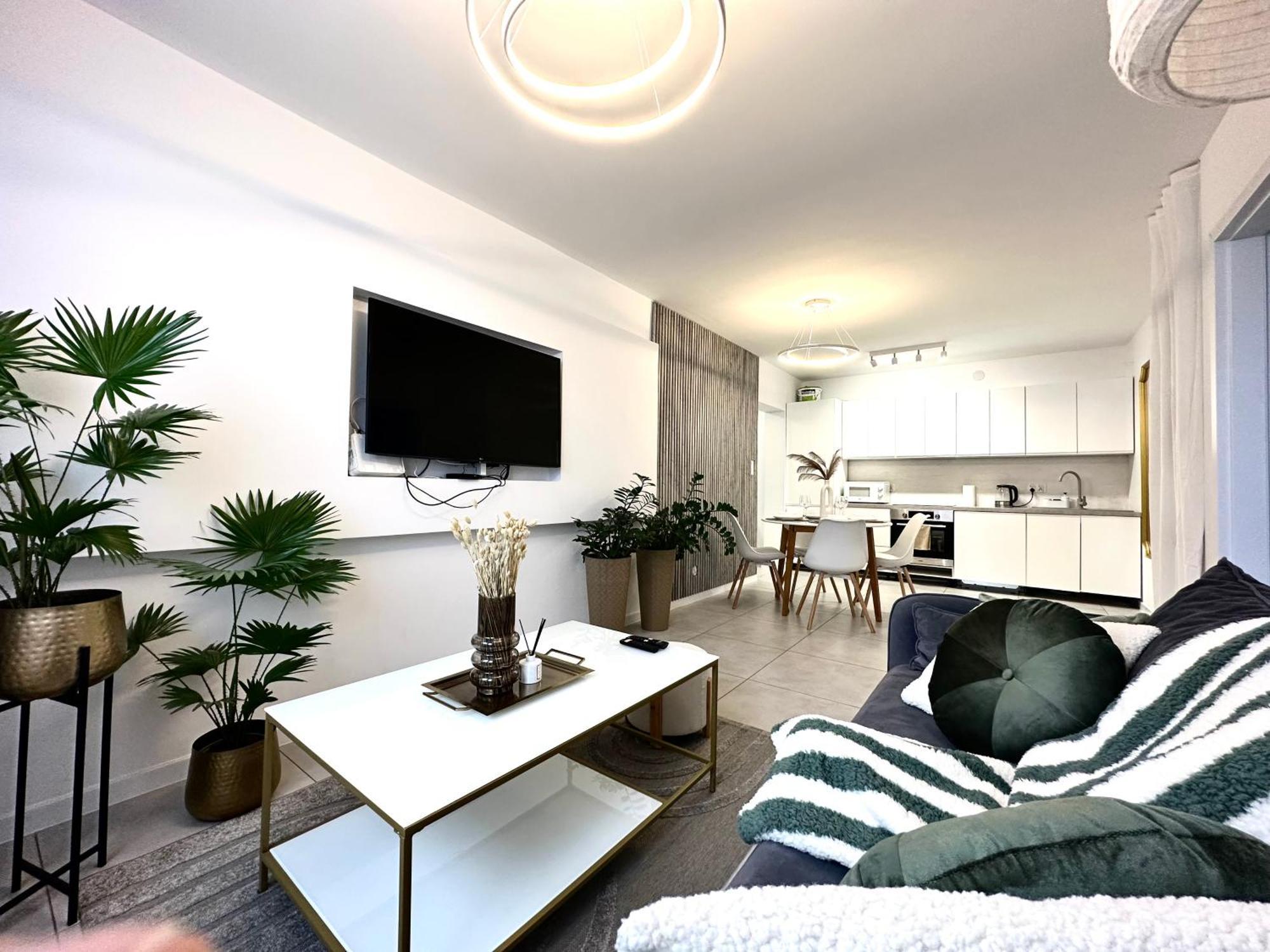 Moonlight ~ Self Check-in 24 ~ Parking & Lift Apartment *